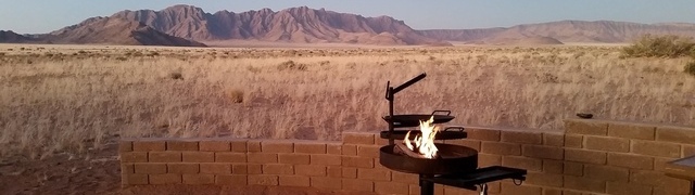 Namibia: Bergkette in der Nähe des „Desert Camp“