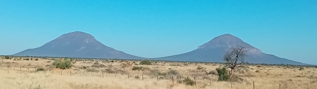 Namibia: Auf der nördlichen B1 Richtung Windhuk